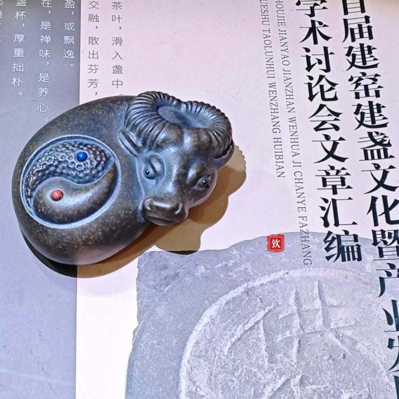 「太極八卦牛」紫砂手把件茶寵
